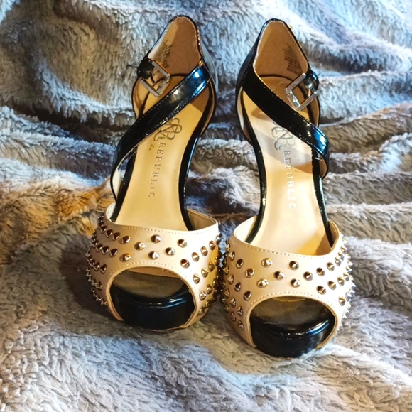 ROCK & REPUBLIC Kurt Stud High Heels Size 6 Medium - Picture 2 of 7